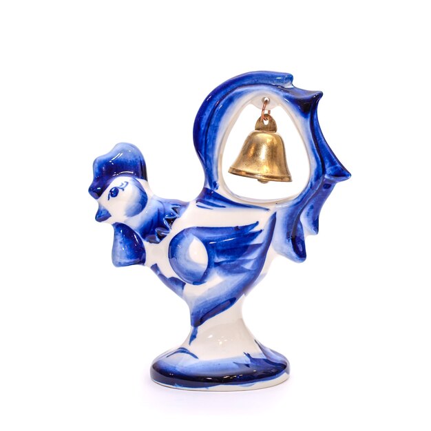 Lindo galo de porcelana com um sino estilo gzhel azul e branco em um fundo branco isolado