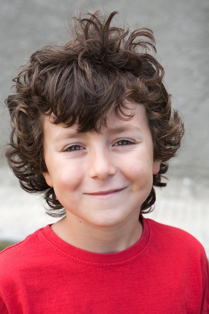 Foto lindo garotinho com camisa vermelha sorrindo