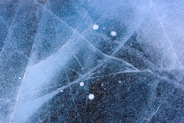 Lindo gelo do Lago Baikal com rachaduras abstratas