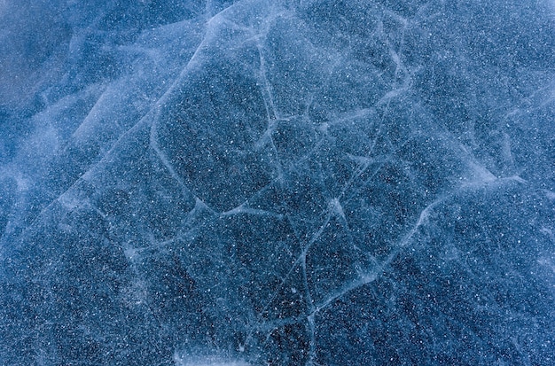 Lindo gelo do Lago Baikal com rachaduras abstratas