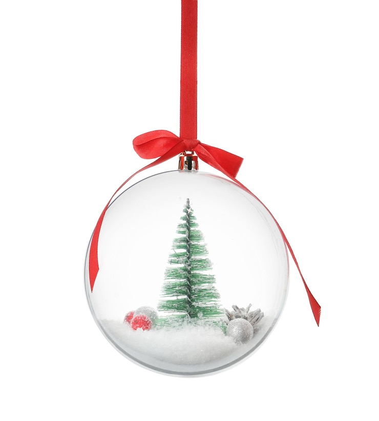 Foto lindo globo de neve de natal pendurado no fundo branco