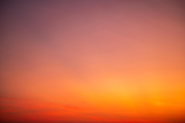 Lindo gradiente suave de luxo com nuvens de ouro laranja e luz solar no céu azul perfeito para o fundo tomar em everningmorningTwilight foto de paisagem de alta definição