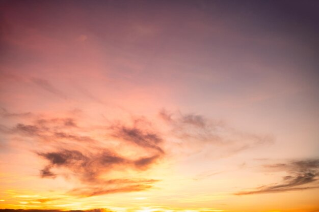 Lindo gradiente suave de luxo com nuvens de ouro laranja e luz solar no céu azul perfeito para o fundo tomar em everningmorningTwilight foto de paisagem de alta definição