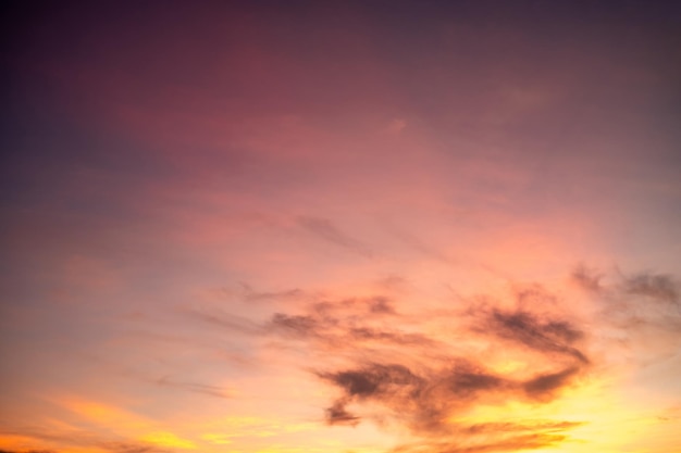 Lindo gradiente suave de luxo com nuvens de ouro laranja e luz solar no céu azul perfeito para o fundo tomar em everningmorningTwilight foto de paisagem de alta definição