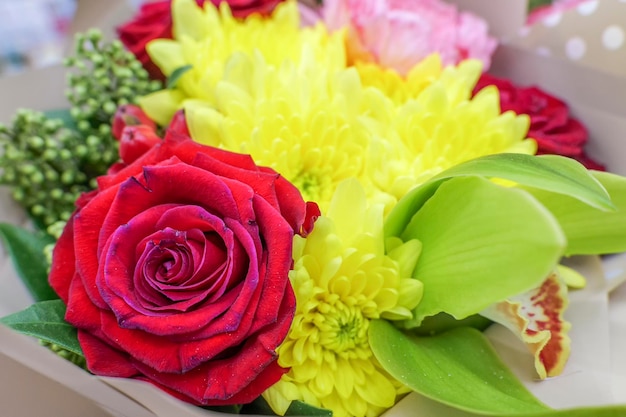 Lindo grande buquê de flores rosas closeup