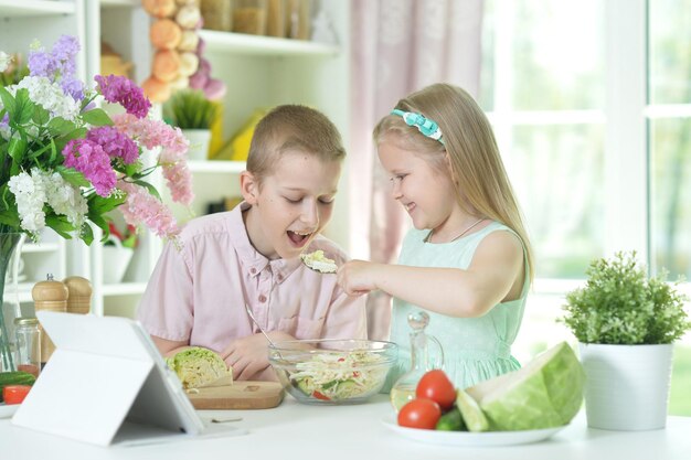 Lindo hermanito y hermanita cocinando