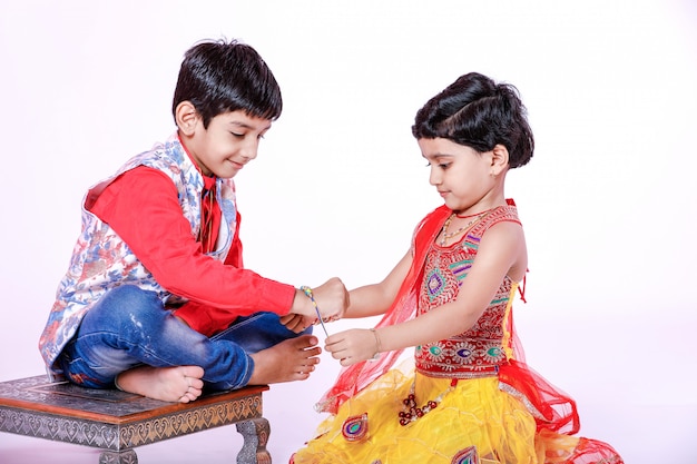 Lindo hermano y hermana indios celebrando el festival raksha bandhan,