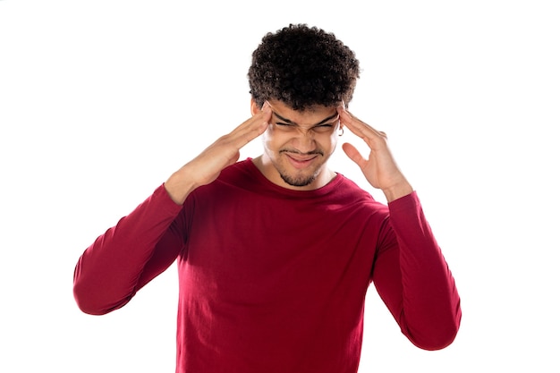 Lindo hombre afroamericano con peinado afro con una camiseta burdeos aislada