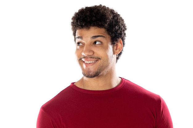 Lindo hombre afroamericano con peinado afro con una camiseta burdeos aislada