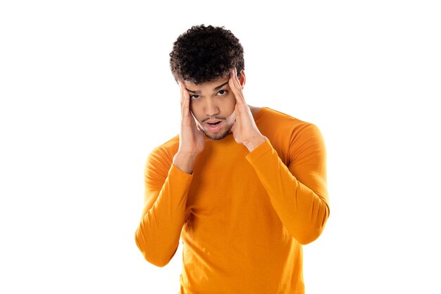 Lindo hombre afroamericano con peinado afro con una camiseta naranja aislada