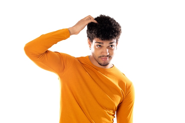 Lindo hombre afroamericano con peinado afro con una camiseta naranja aislada