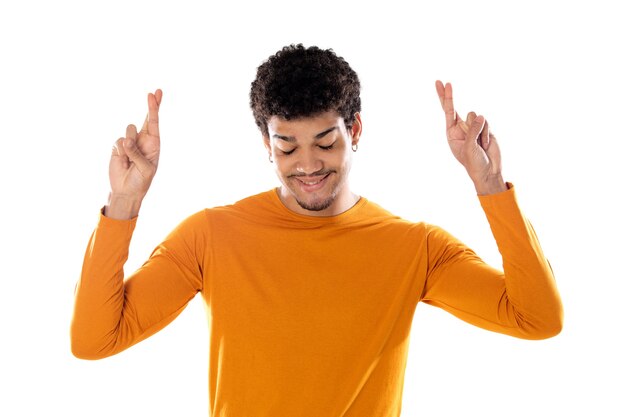 Lindo hombre afroamericano con peinado afro con una camiseta naranja aislada