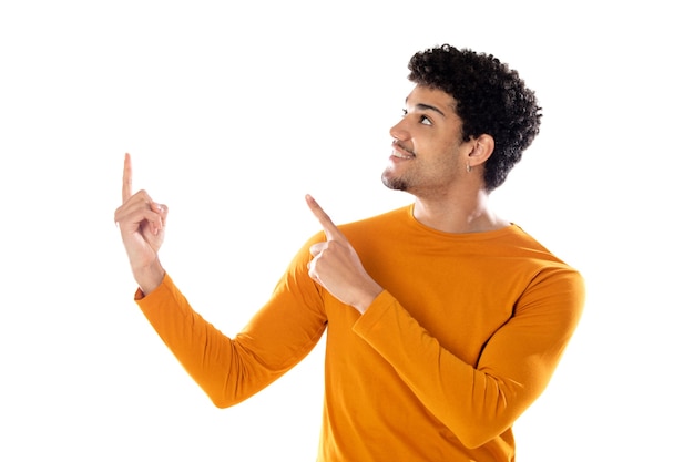 Lindo hombre afroamericano con peinado afro con una camiseta naranja aislada