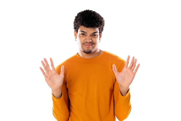 Lindo hombre afroamericano con peinado afro con una camiseta naranja aislada