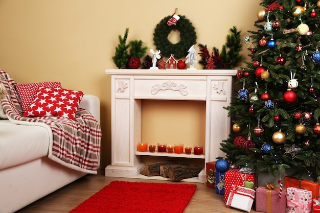 Lindo interior de Natal com sofá, lareira decorativa e pinheiro