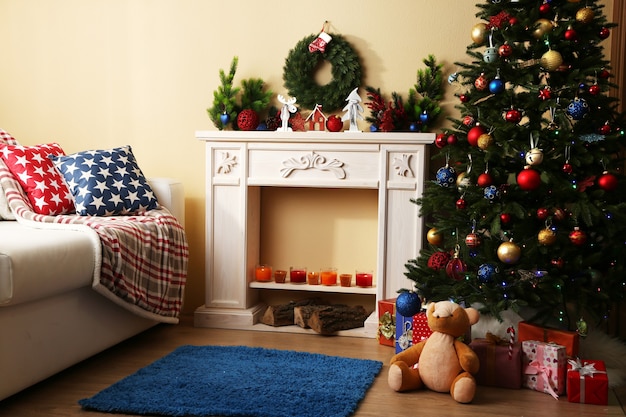 Lindo interior de Natal com sofá, lareira decorativa e pinheiro