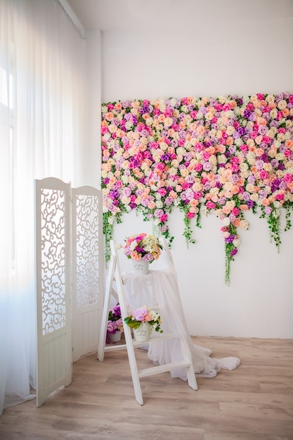 Lindo interior em estilo provençal com parede floral brilhante, balde com flores artificiais