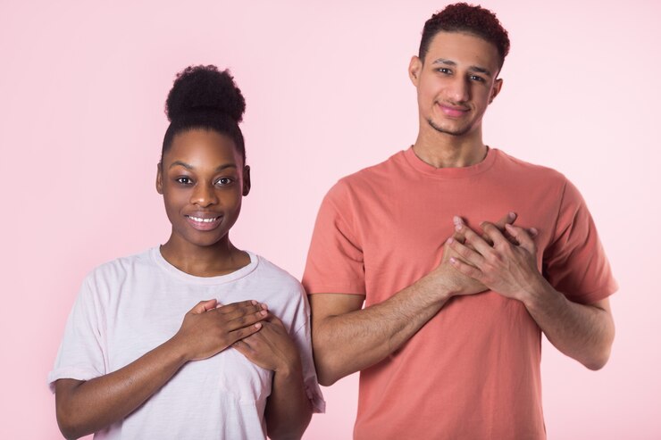 Foto lindo jovem casal homem e mulher em fundo rosa