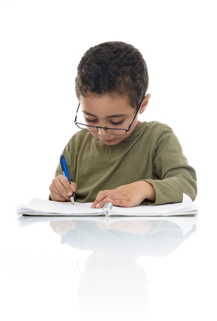 Lindo joven estudiando con concentración