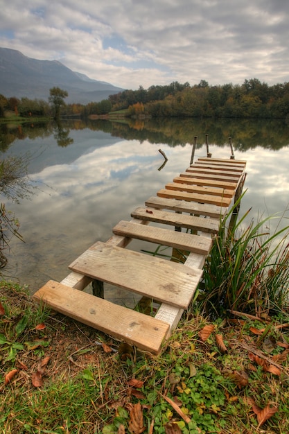 Lindo lago com cais em dia nublado