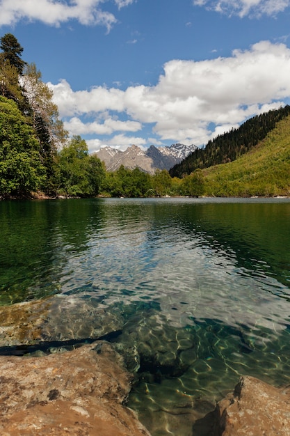 Foto lindo lago de montanha, lagos de baduk