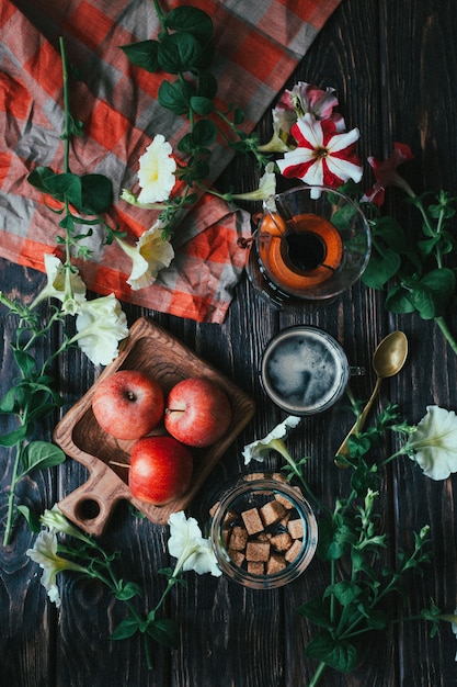 Lindo layout plano em estilo rústico com flores e café