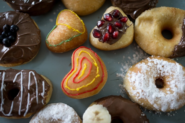 Lindo lindo donut em muitas cores