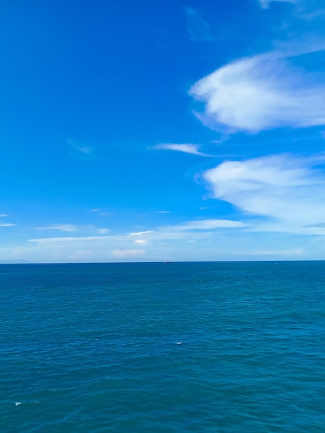 Lindo mar azul com céu azul