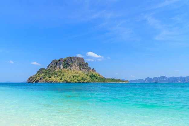 Lindo mar azul turquesa cristalino em Ko Tub Ko Mor e Poda Island Ao Phra Nang bay Krabi Tailândia