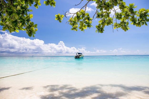 Lindo mar cristalino e praia de areia branca com barco na ilha de Tachai, Andaman, Tailândia