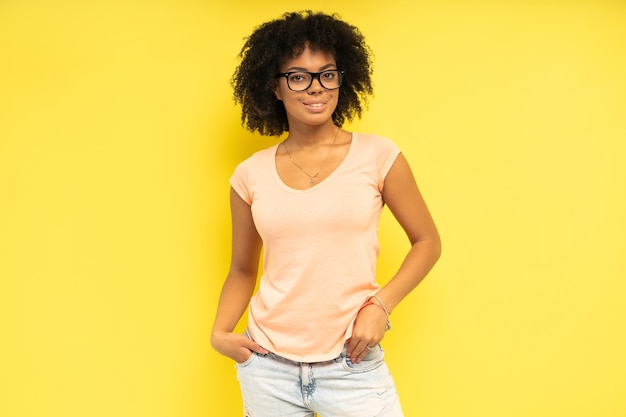 Lindo modelo feminino afro-americano, posando no estúdio.