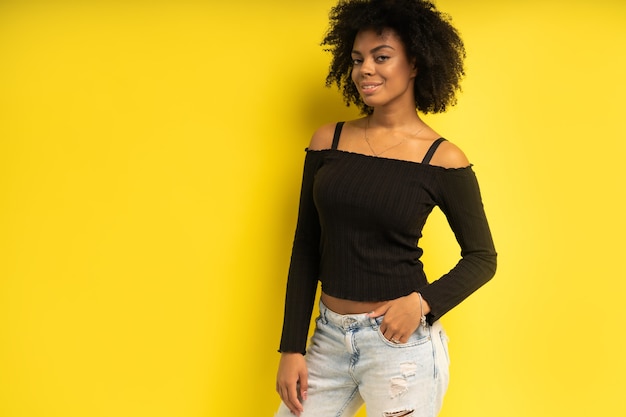 Lindo modelo feminino afro-americano, posando no estúdio.