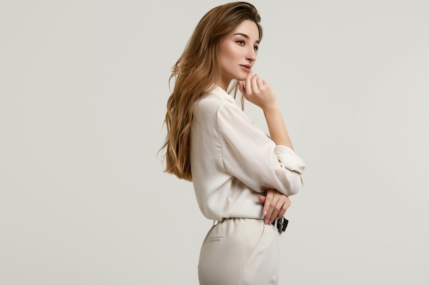 Lindo modelo Moreno feminino em roupas brancas