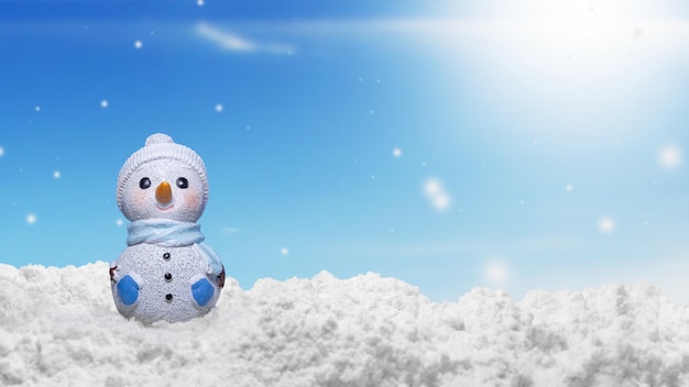 Lindo muñeco de nieve en la nieve con fondo borroso y cielo Nieve de invierno Postal de invierno Vacaciones vacaciones Mirando directamente a la cámara Banner de invierno