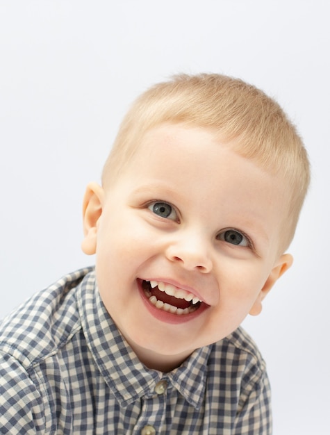 Foto lindo niño de 2 años sonriendo