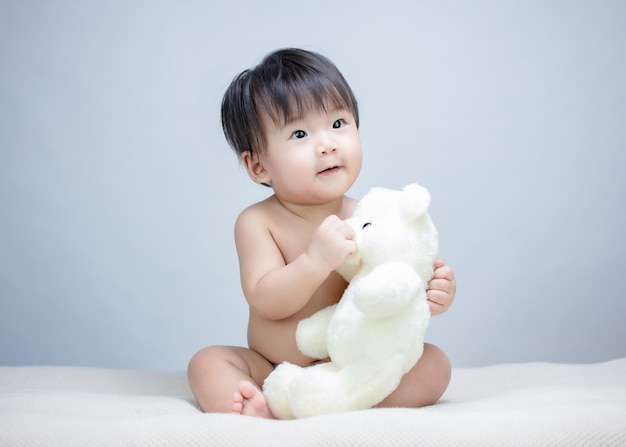 Lindo Niño Abrazando Oso Peluche