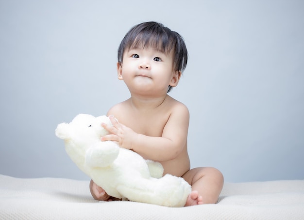 Lindo Niño Abrazando Oso Peluche