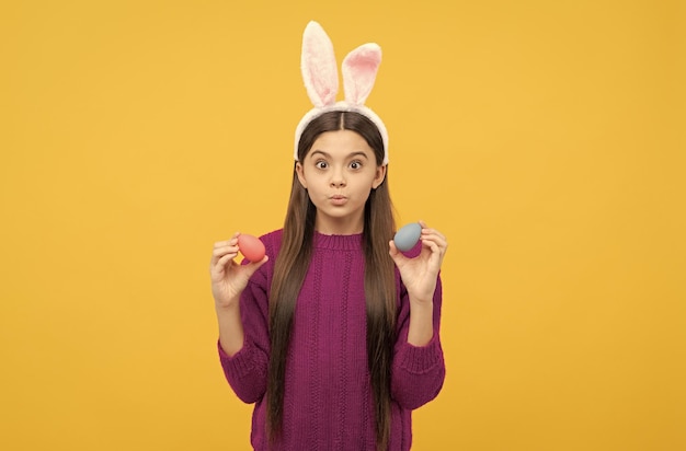 Lindo niño adolescente en orejas de conejo con coloridos huevos de pascua huevo de pascua