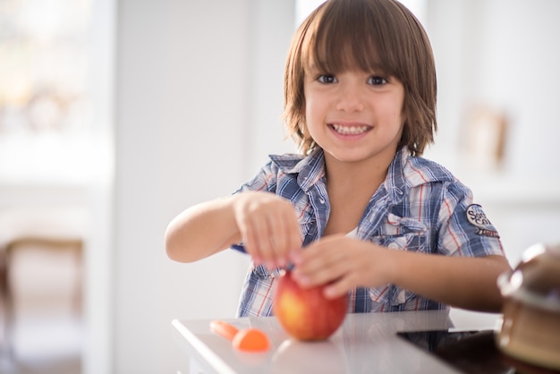 Lindo niño adorable en la cocina