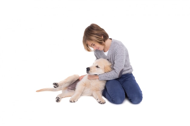 Lindo niño arrodillado con su perro