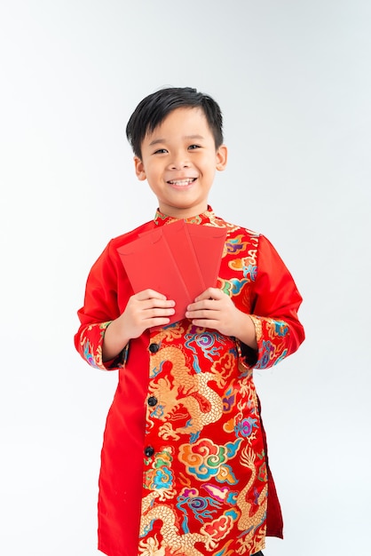 Lindo niño asiático en ropas tradicionales