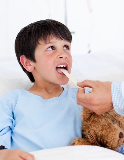 Lindo niño asistiendo a examen médico