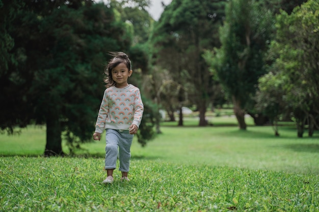 Lindo niño caminando en el parque