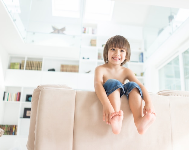 Lindo niño en casa solo