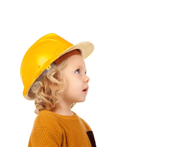 Lindo niño con casco amarillo