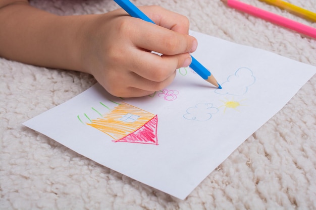 Lindo niño dibujando dibujos creativos en casa