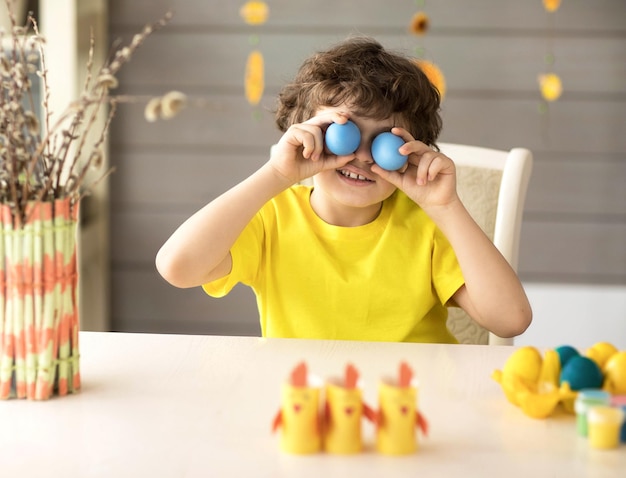 lindo niño divertido con huevos pintados de Pascua concepto de pascua