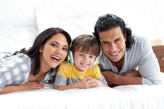 Lindo niño escuchando música con sus padres