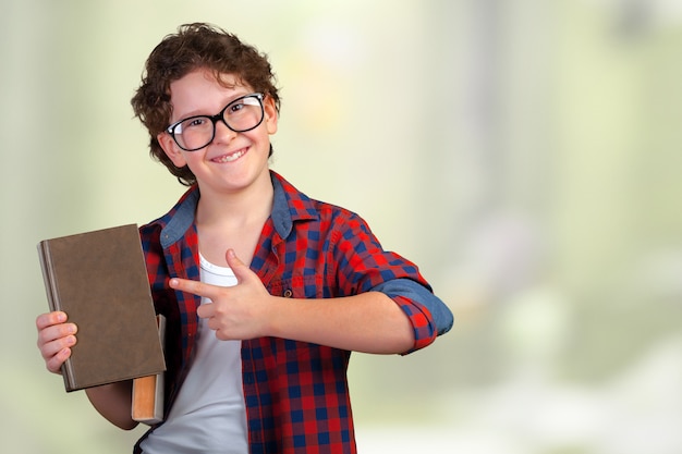 Foto lindo niño de escuela primaria con libro