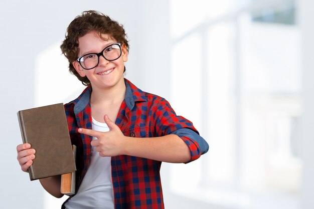 Lindo niño de escuela primaria con libro